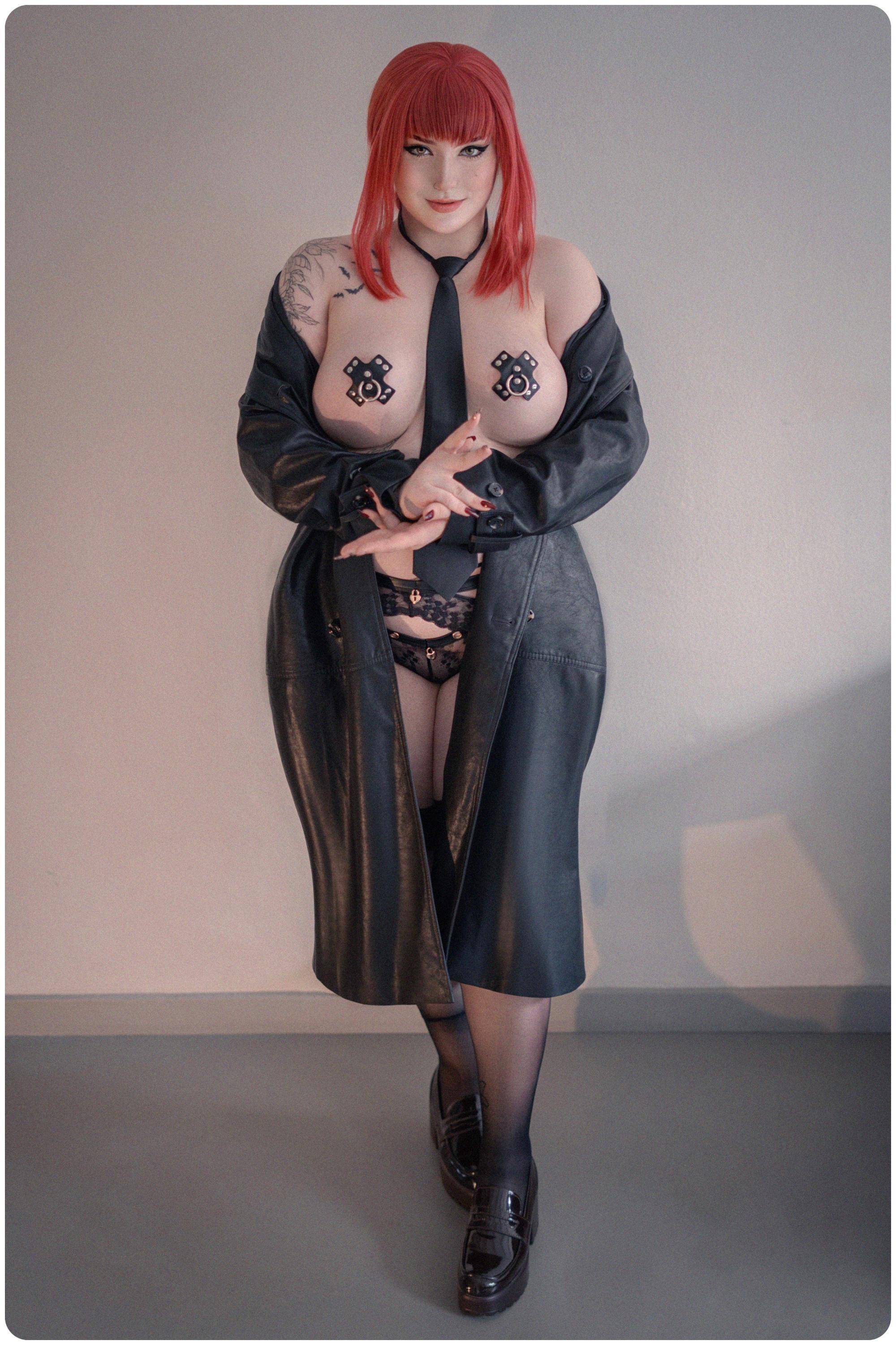 Makima Cosplay Seduction: A Kuroitsne Fantasy
