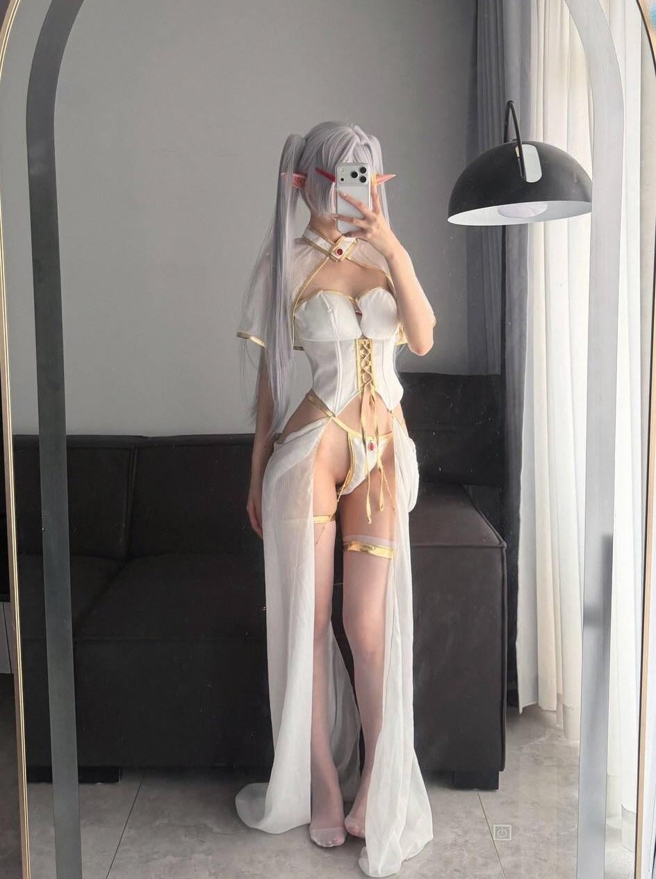 Frieren Cosplay — Enchanting Mage Fantasy from Frieren: Beyond Journey