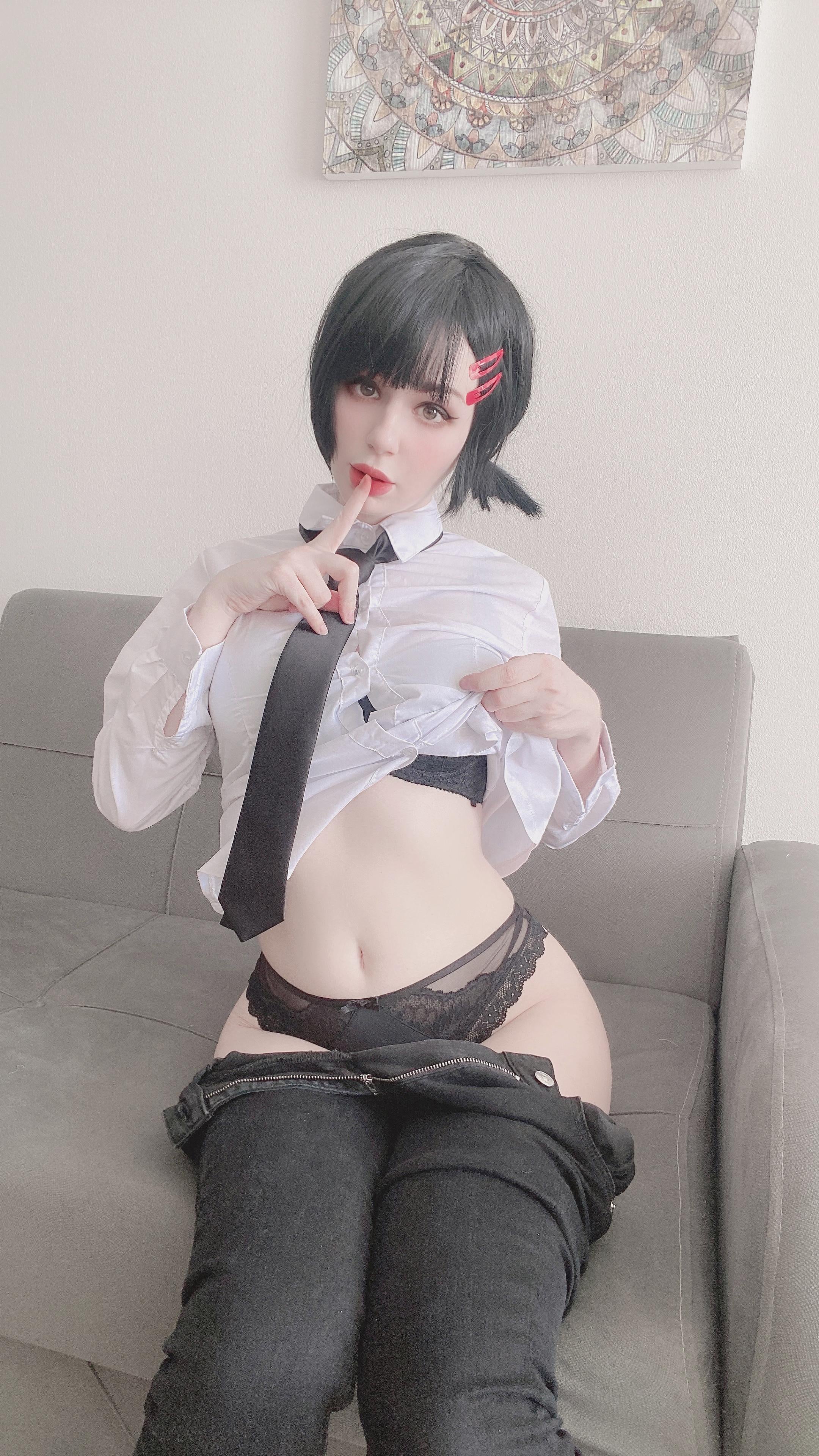 Kobeni Cosplay Gallery — Playful Anime-Inspired Look for Fans