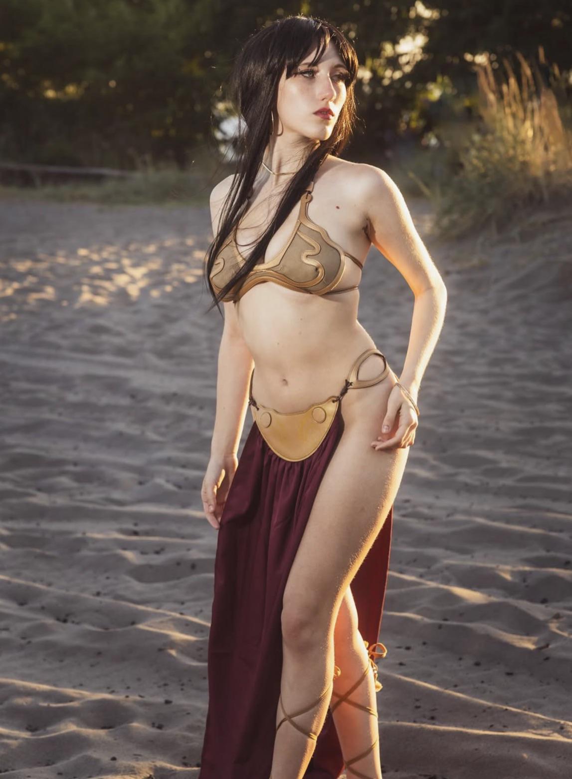 Huttslayer Leia Cosplay — Star Wars-Inspired Seductive Image Gallery