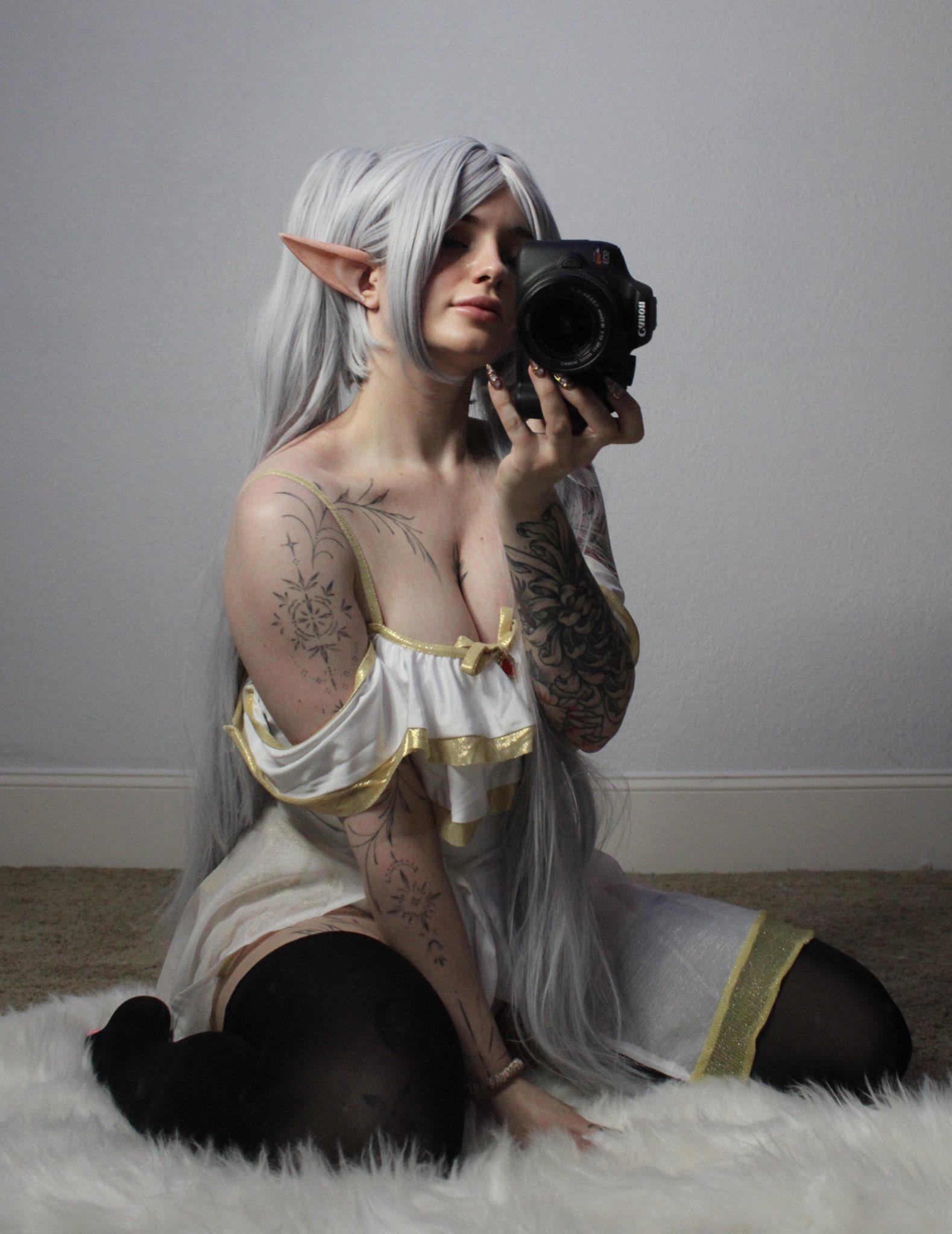 Gamer Girl Frieren Cosplay: Cute Smile