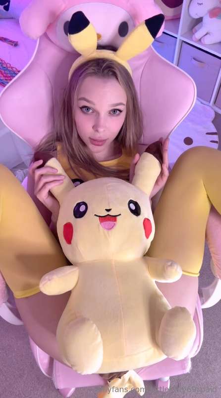 Pikachu Cosplay Heatwave: littlekitty69’s Sizzling Yellow Lightning