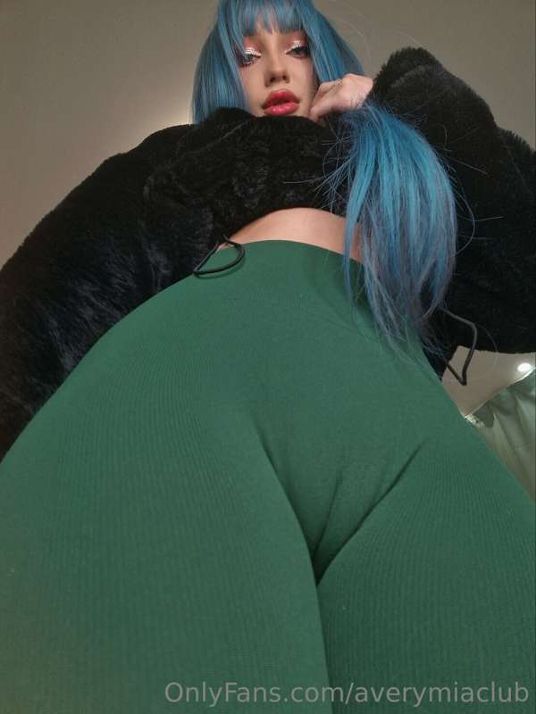 AveryMiaClub: Cosplay Pussy Smiles – DM for Exclusive Content