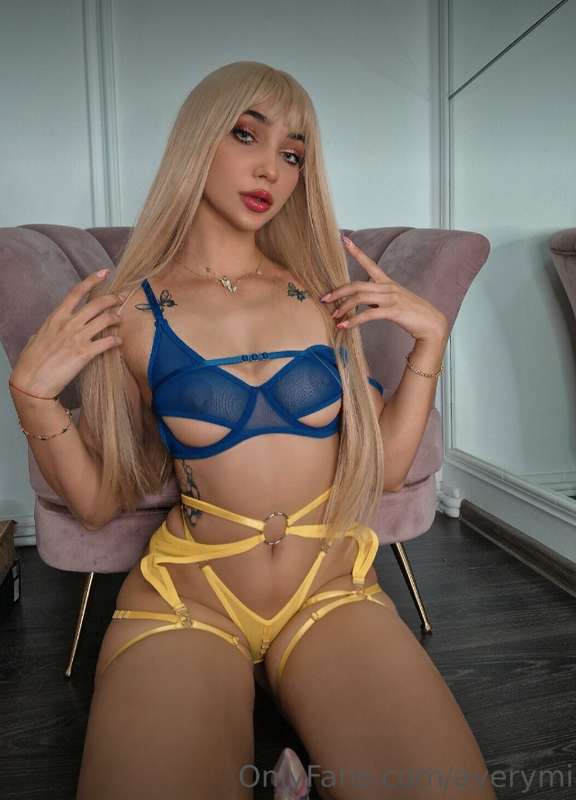 AveryMiaClub – Saturday Frenzy: Unleashing Gamer Girl Cosplay Passion