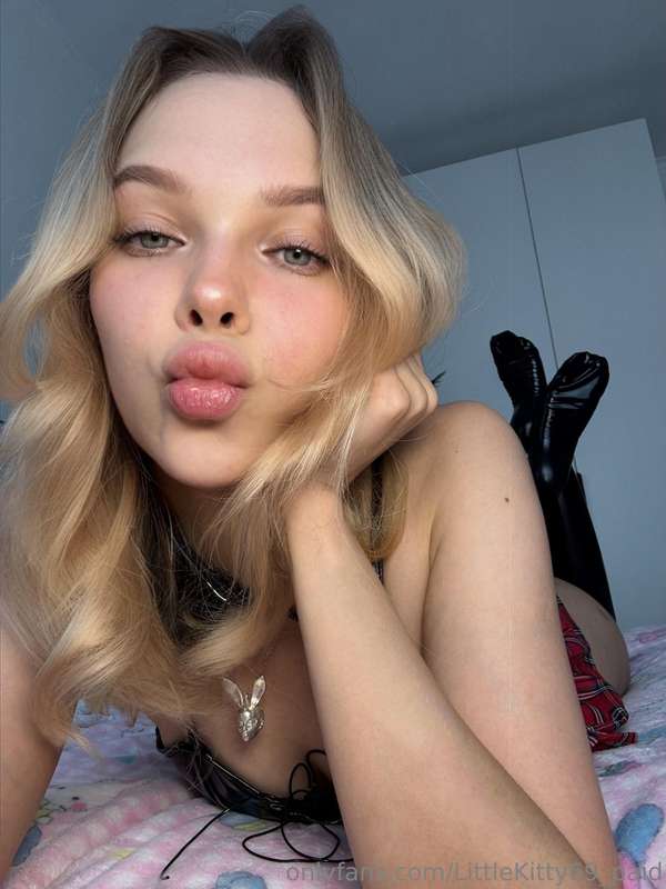 Geeky Gamer Sweetheart’s Air Kiss Kiss