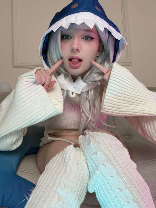 Gura’s Secret Stage: Intense Cosplay & Gamer Girl Delight (6/8)