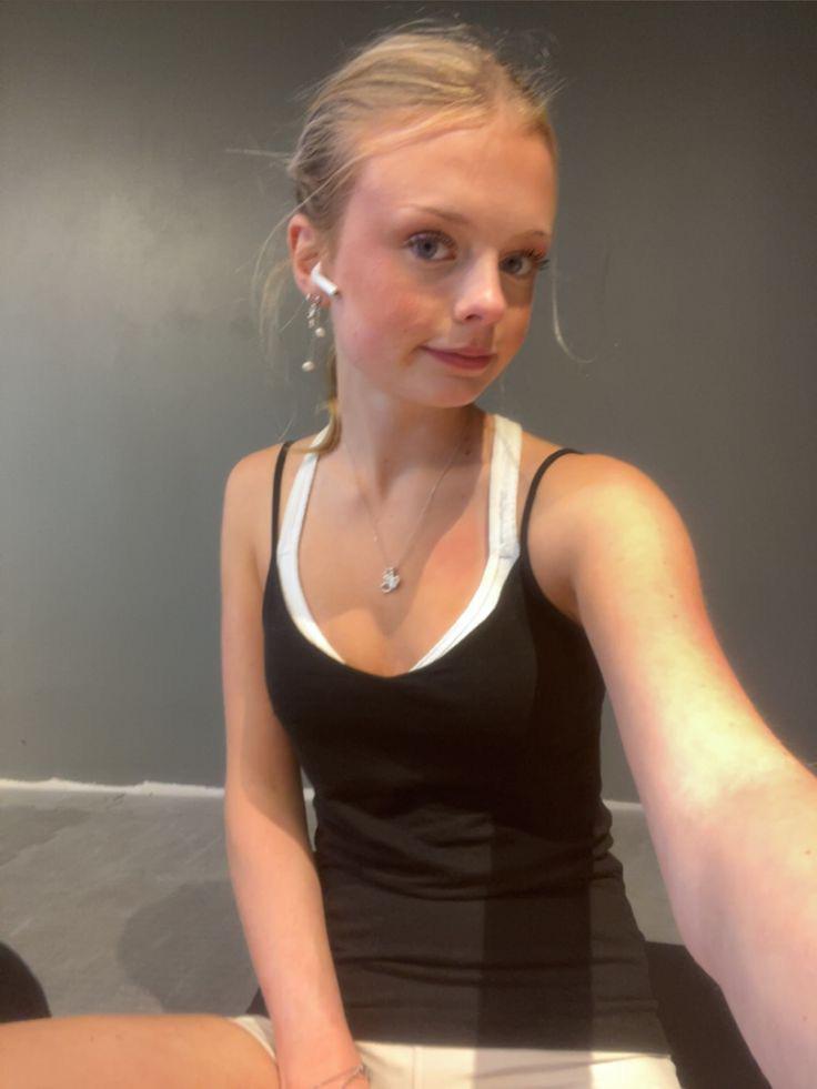 Breeding Hole Beauty: 18-Year-Old Gamer Girl Sizzles
