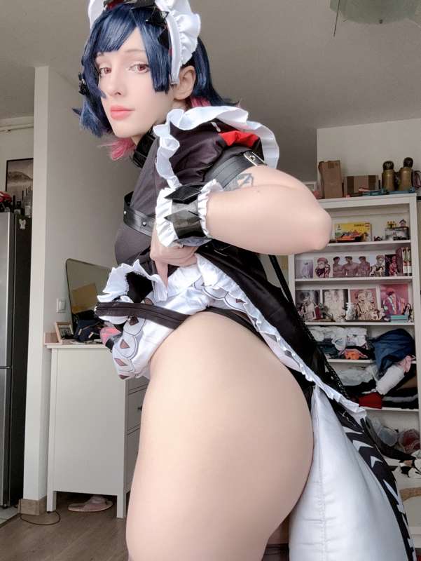 Cosplay Gamer Girl Teases – Big Reveal Incoming 🍑 (1/2)