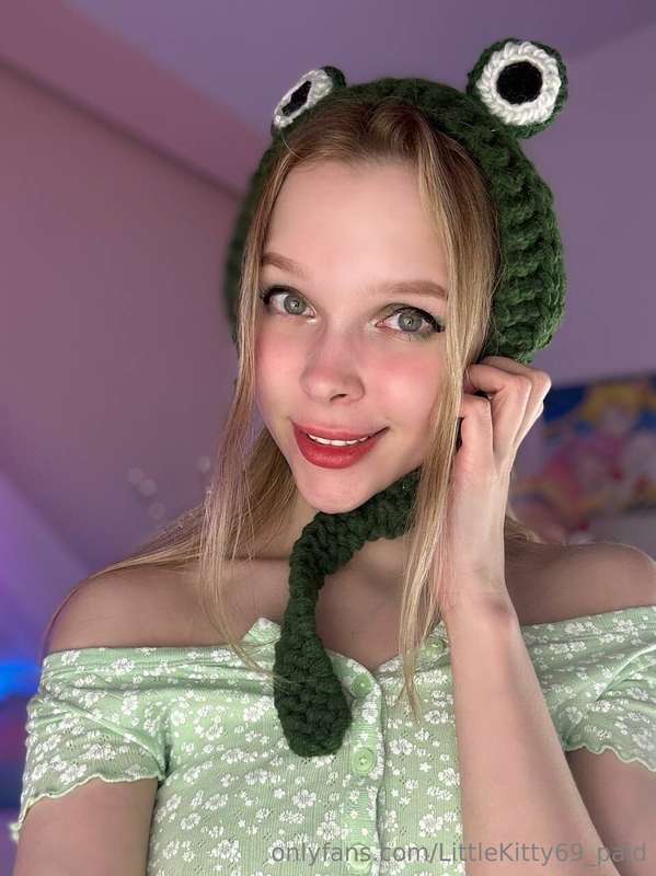 littlekitty69_paid: Cosplay Cutie Unleashes Her Playful Side!