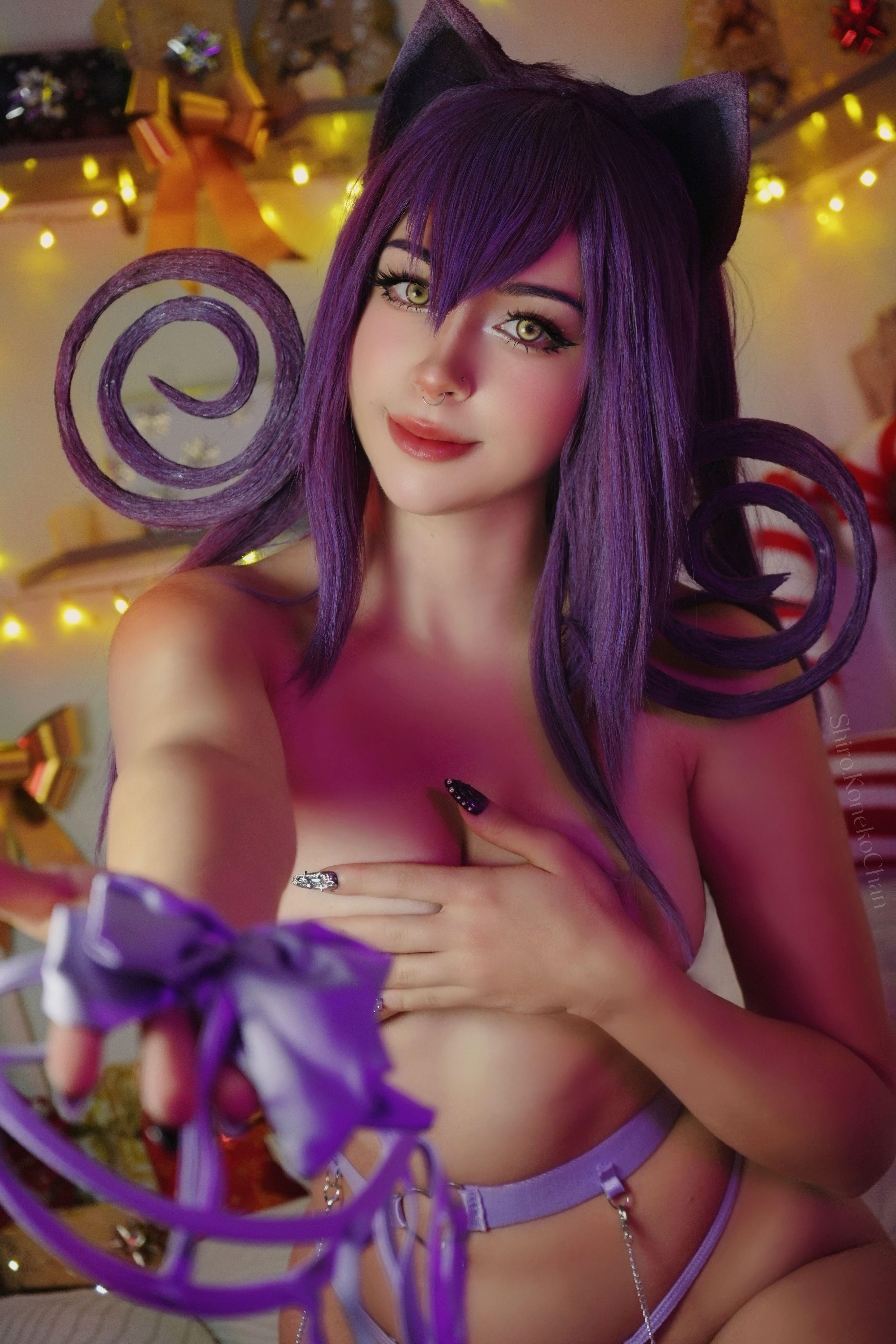 Sakura’s Seductive Shiro Cosplay