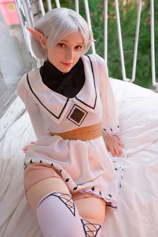 Cosplay Gamer Girl Tease: Up or Down? 🔥 (Exclusive 18+)