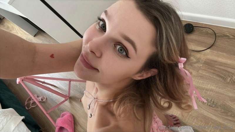 Geeky Cosplay Passion: littlekitty69_paid’s Warm Embrace