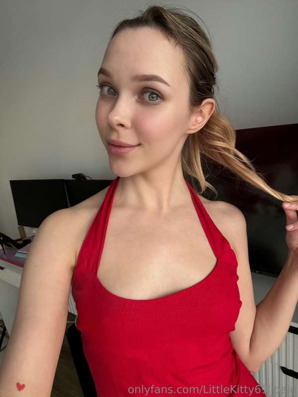 Surrendering to Fantasy: littlekitty69_paid’s Cosplay Odyssey