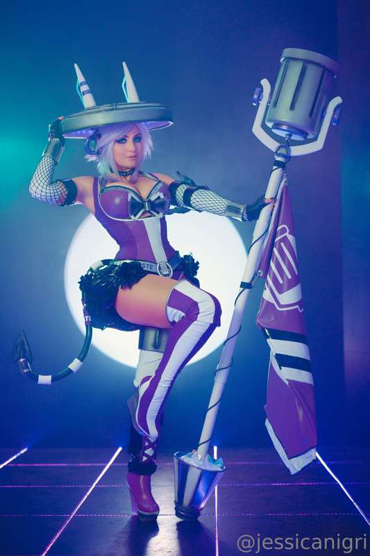 Jessica Nigri – Cosplay Obsession: Still Adoring This Stunning Armor!