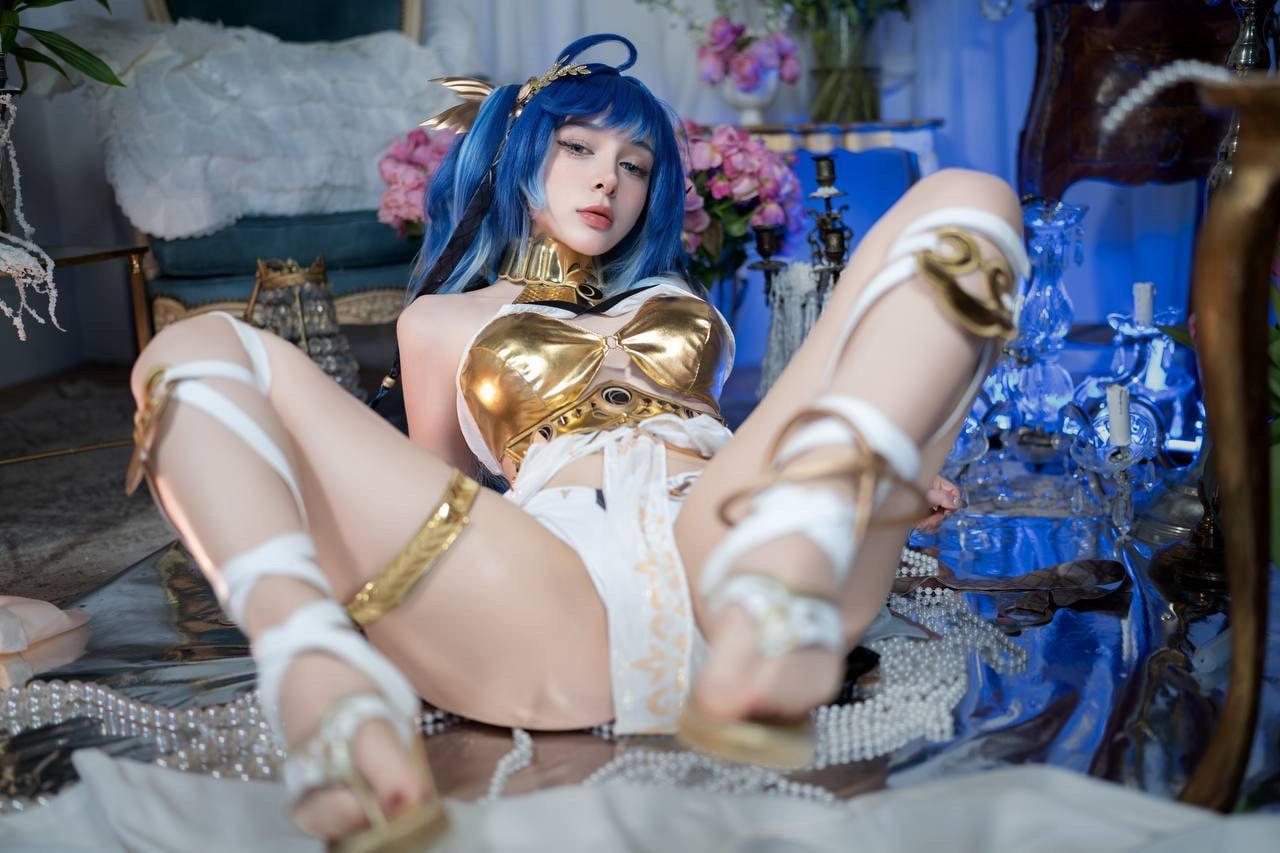 Hioshicos’ Sultry Iuno Cosplay