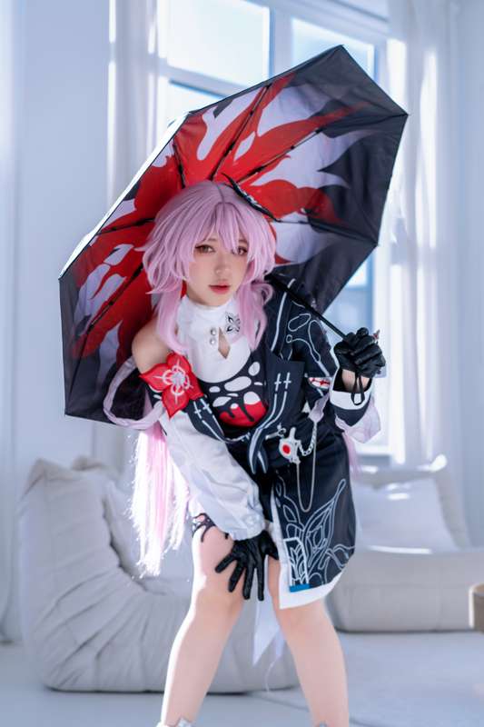 Evernight Unleashed: A Scorching Cosplay Gamer Delight