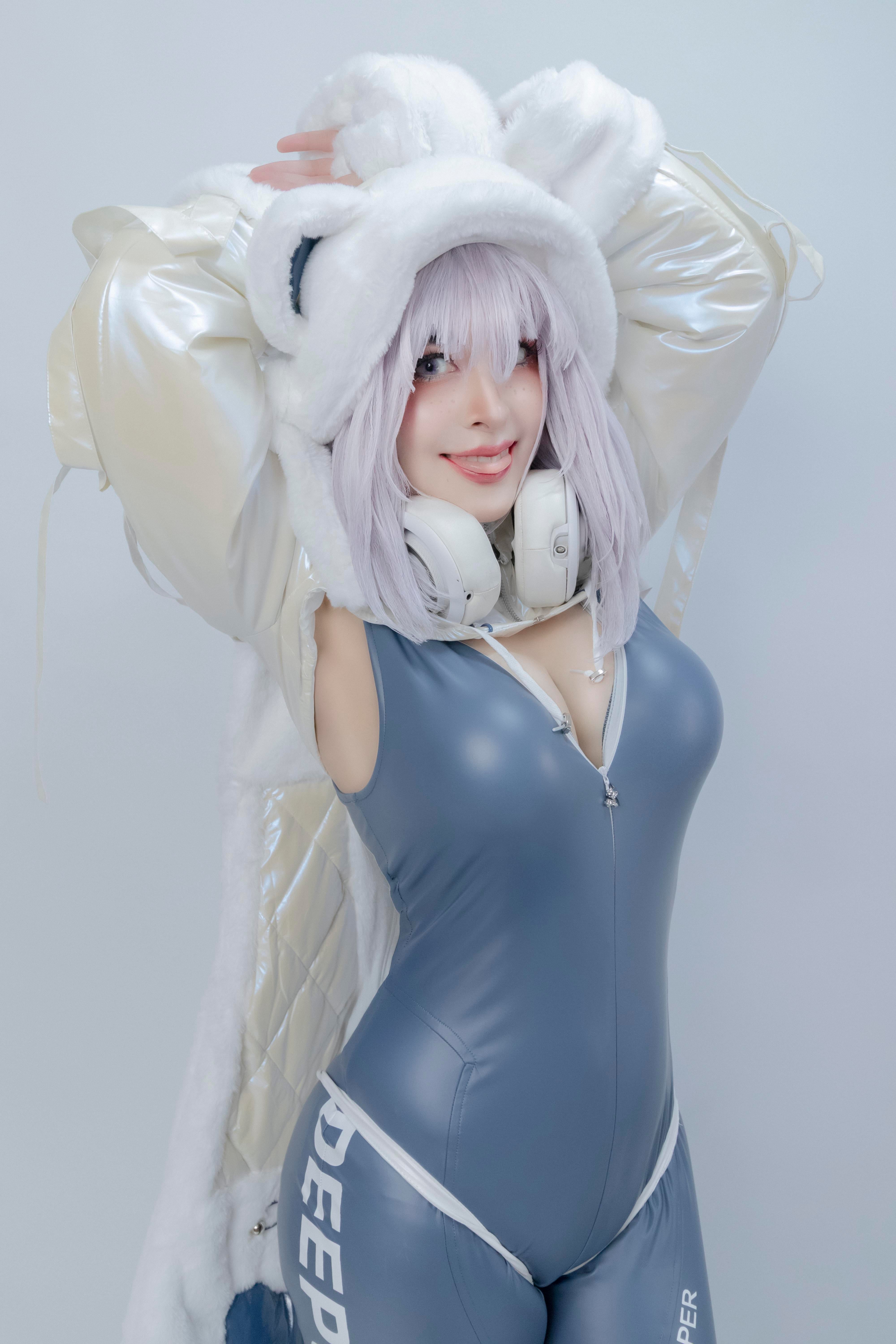 Neve Cosplay’s Seductive Take on Nikke
