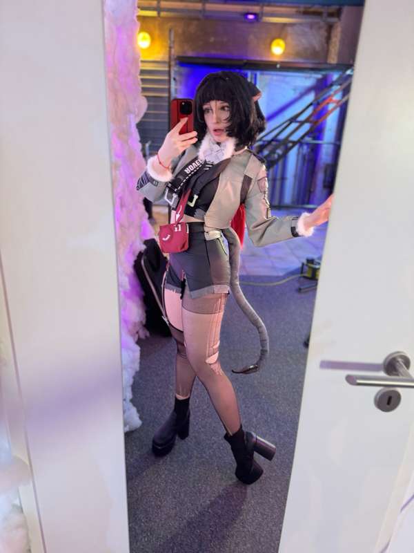 Cosplay Leak: Gamer Girl Reveals Her Secret 😉 – Guess the Character!