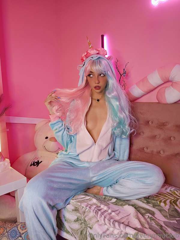 AveryMiaClub – Intense Cosplay Leak: Gamer Girl Gets Wet & Wild!