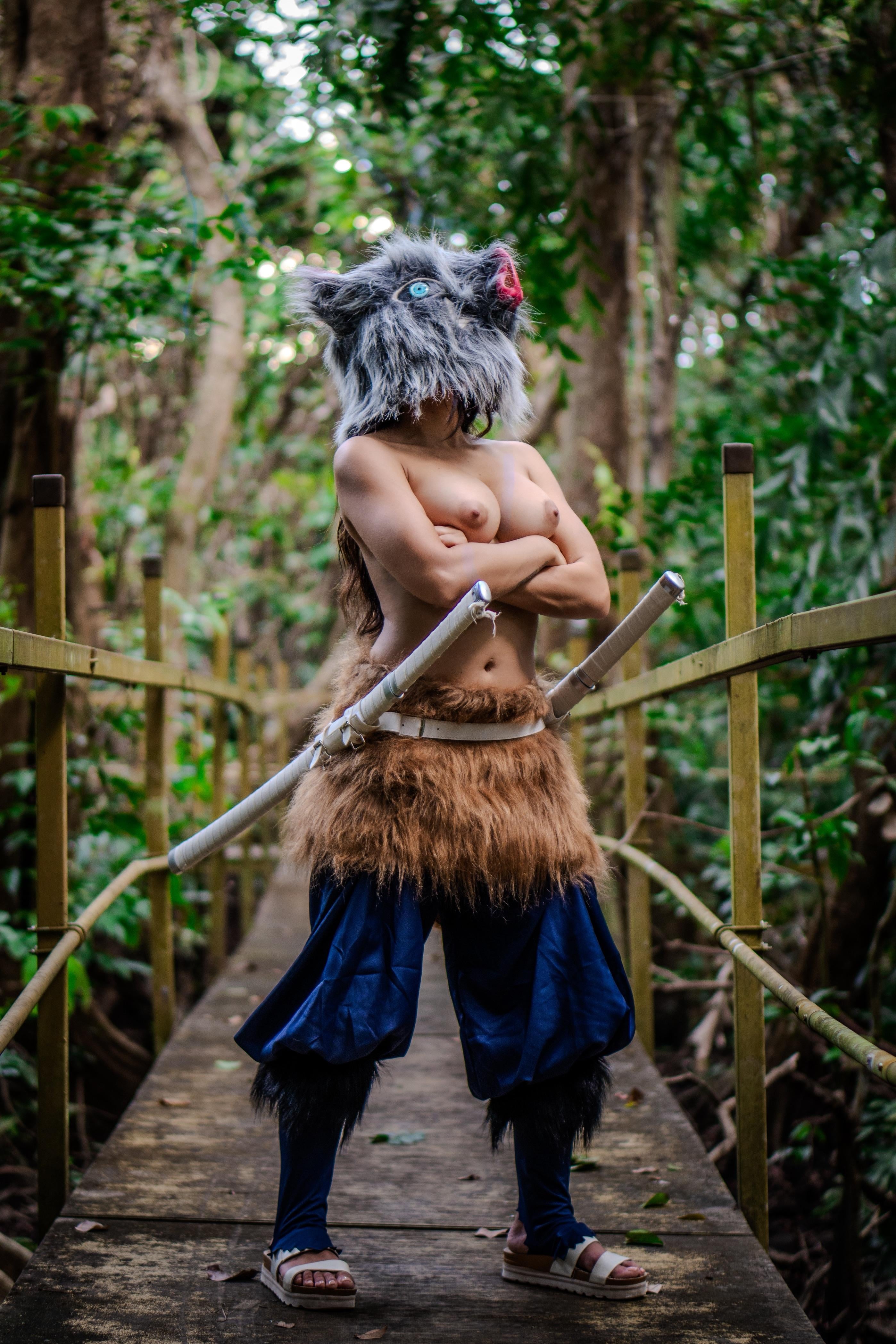 Inosuke’s Fiery Demon Slayer Cosplay Adventure