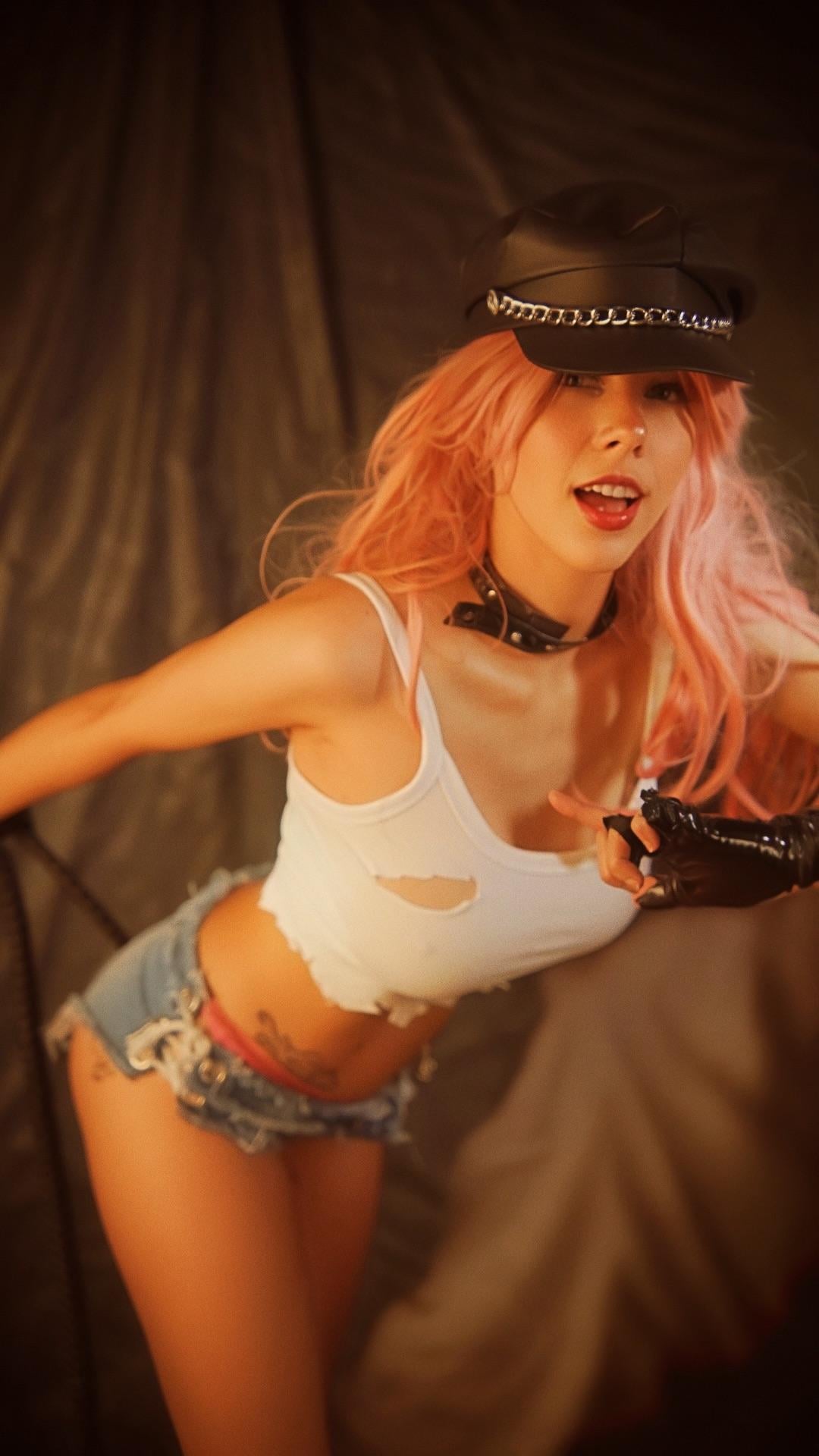 Poison’s Street Fighter Cosplay Delight