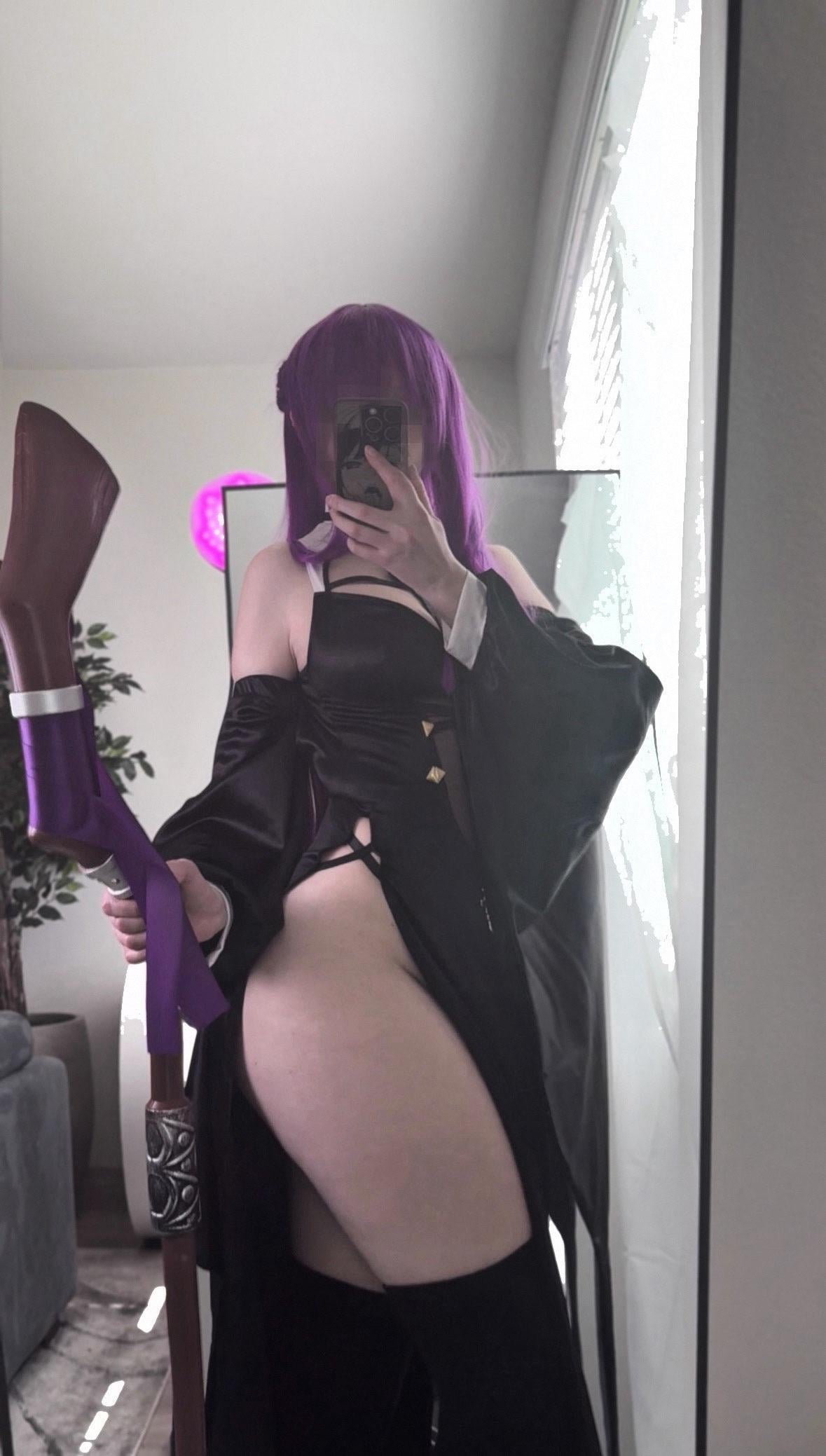 Kltt3y’s Seductive Sousou no Frieren Cosplay