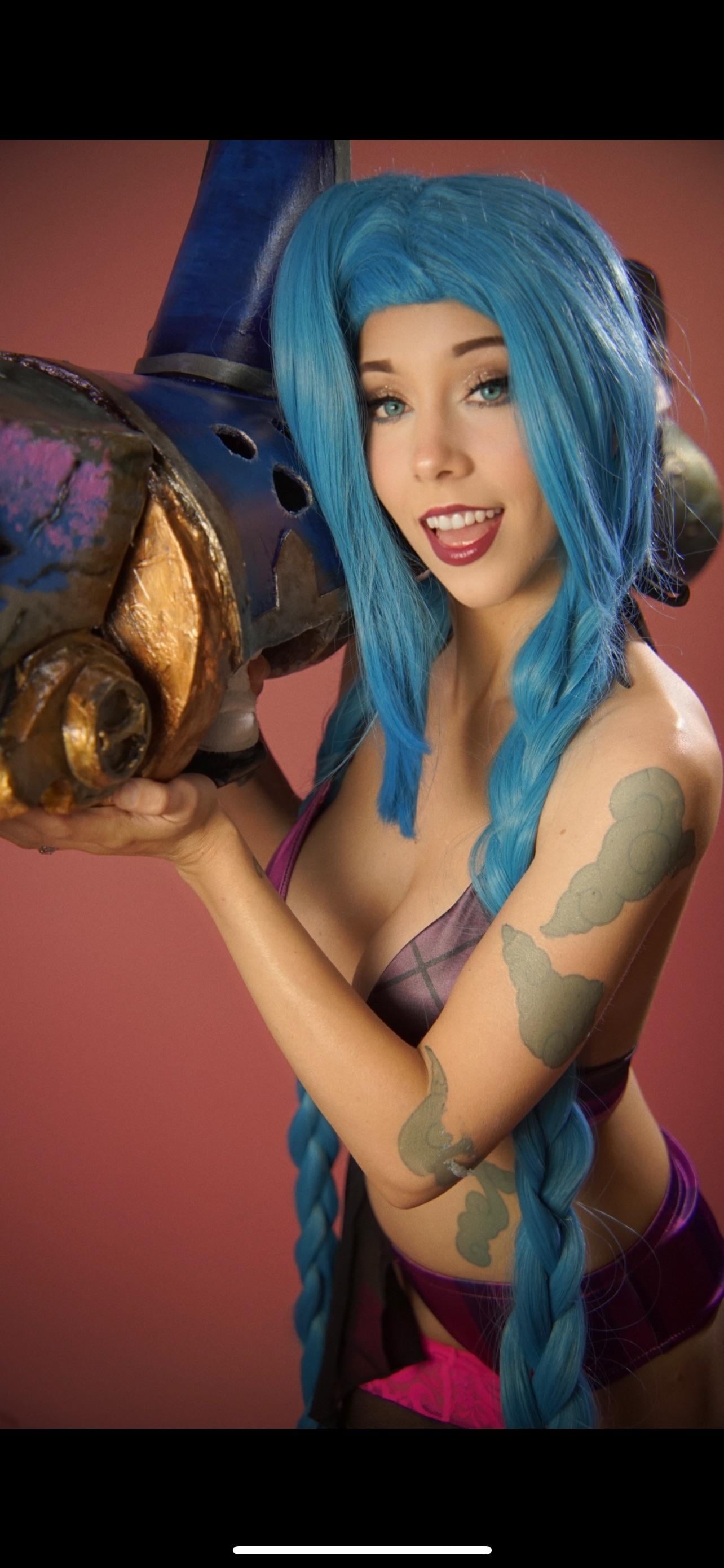 Seductive Jinx League of Legends Cosplay