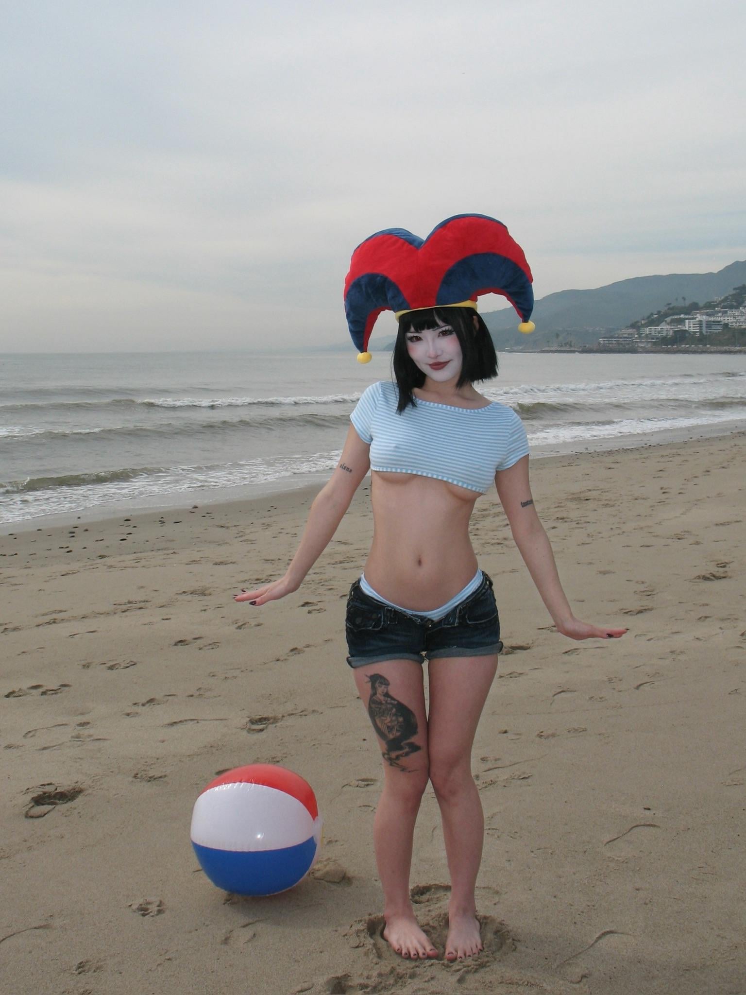 Pomni’s Sizzling Beach Cosplay: A Nerdy Pin-Up’s Seductive Summer