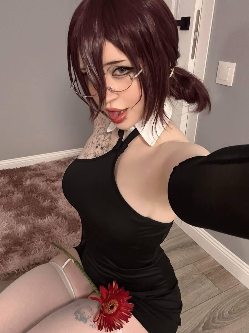Electro Alice’s Seductive Reze Cosplay