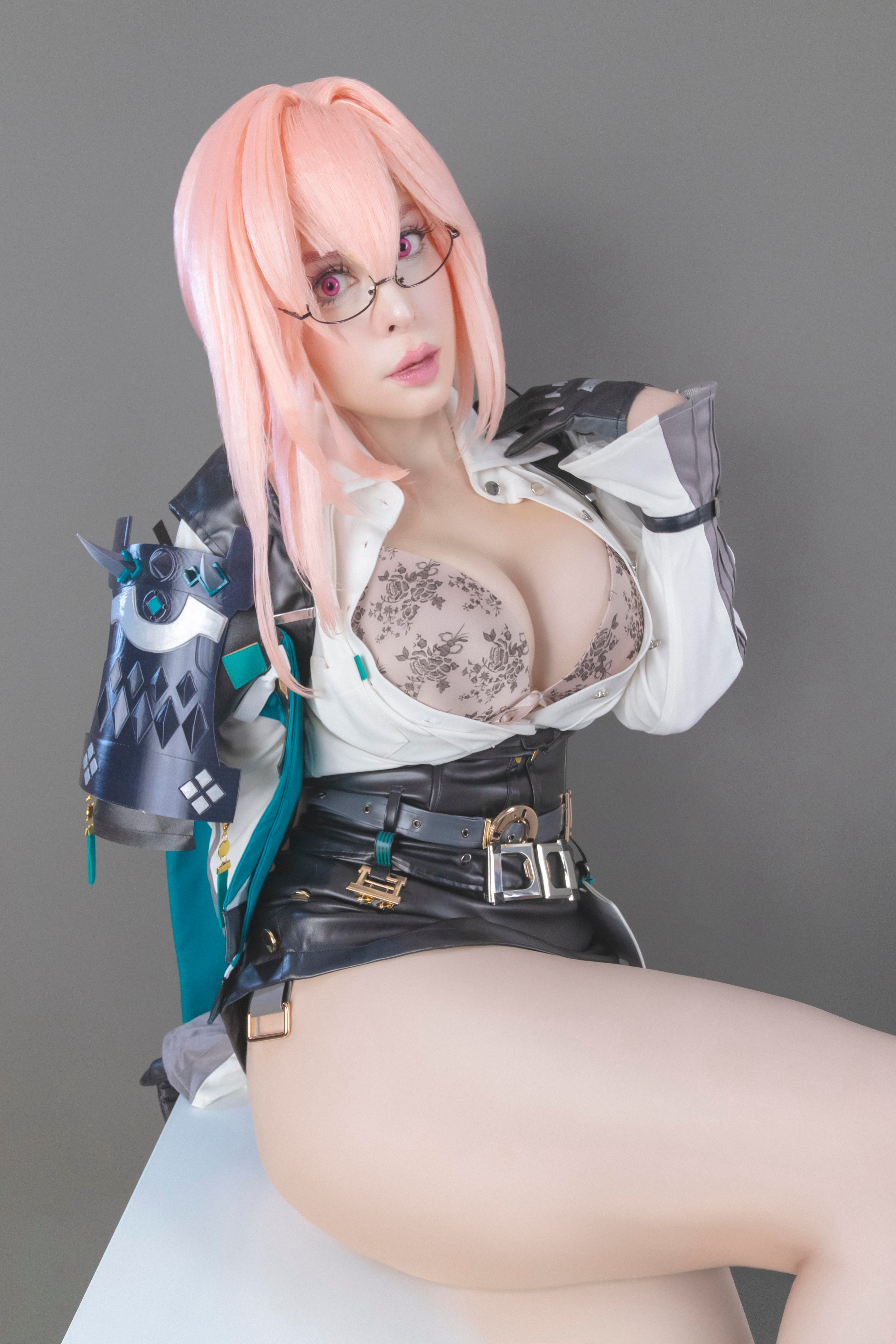 Yanagi’s Sultry ZZZ Cosplay