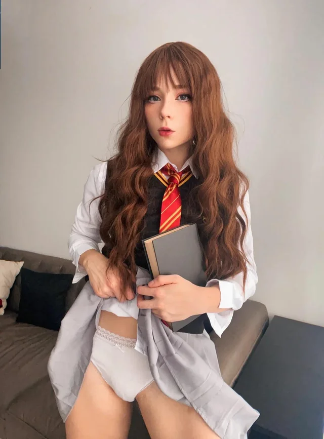 SweetieFox as Hermione Granger in explicit Harry Potter cosplay nude