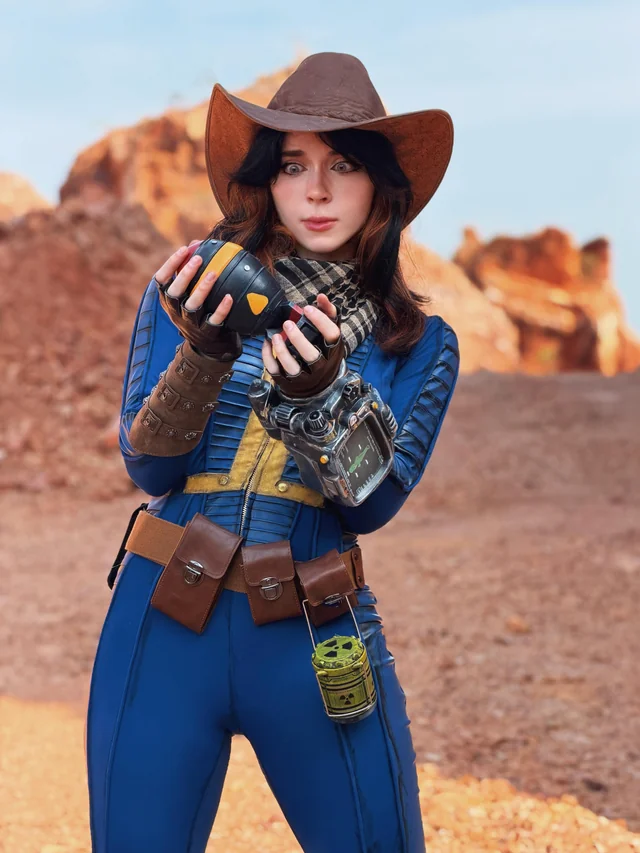 Vault Girl Fallout Cosplay Sweetie Fox Teases in Retro Gamer Porn