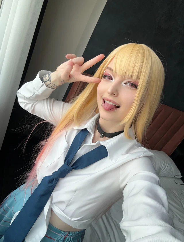 Marin Kitagawa cosplay amateur strips and teases in My Dress-Up Darling outfit