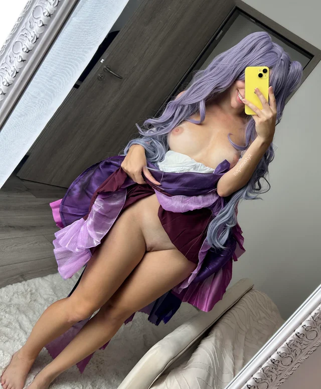 Keqing cosplay amateur strips down for Genshin Impact fans