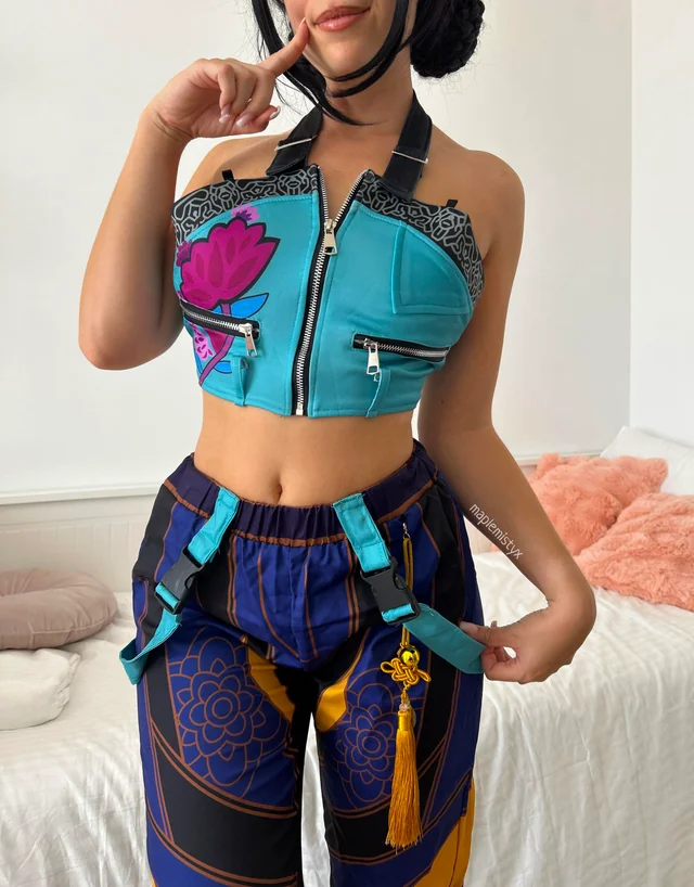 Maplemistyx as Zoey in K-pop Demon Hunters cosplay nude