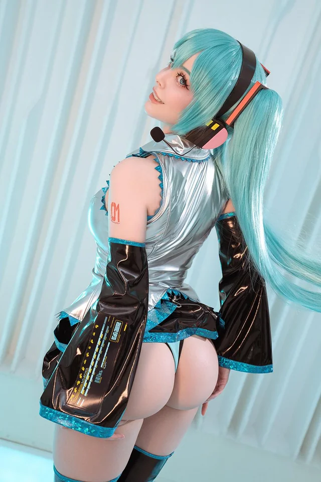 Hatsune Miku cosplay slut HellyValentine strips at comic con
