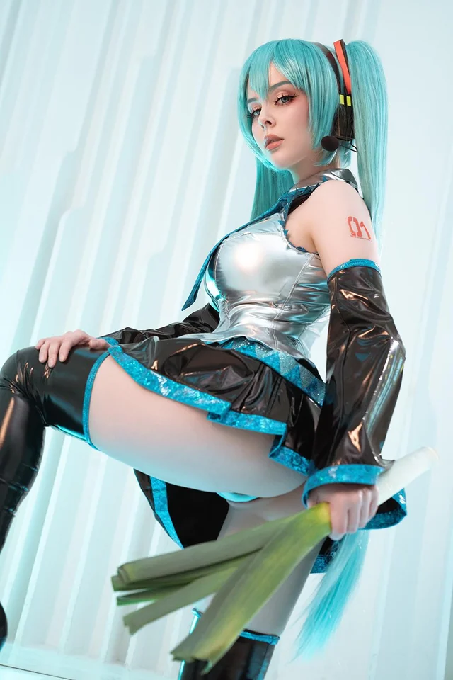HellyValentine’s lewd Hatsune Miku cosplay strips for nerdy fans