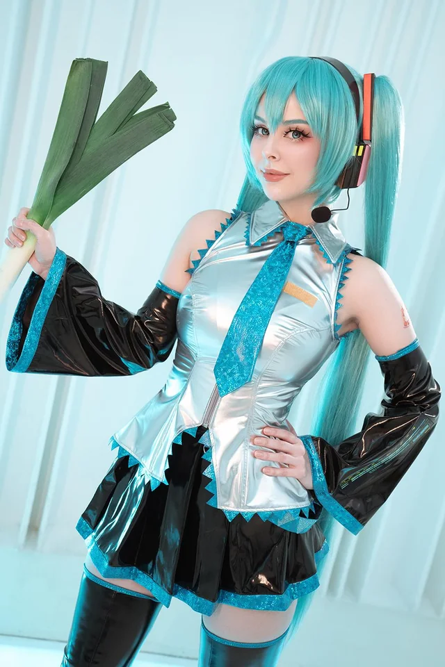 HellyValentine’s Hatsune Miku cosplay sex video turns up the heat