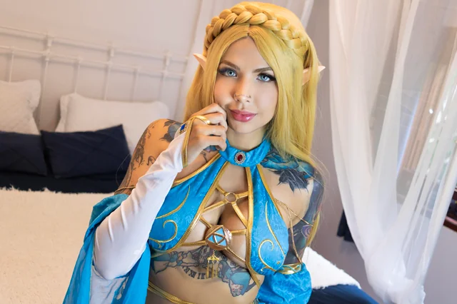 Zelda cosplay amateur strips down for gamer girl porn fantasy