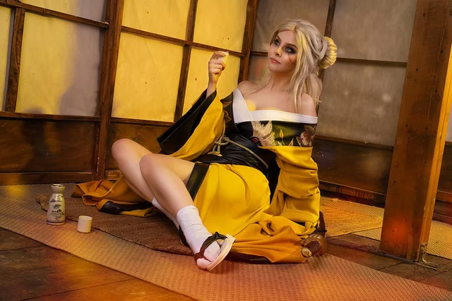 HellyValentine’s Ciri cosplay turns into raw glasses blowjob action