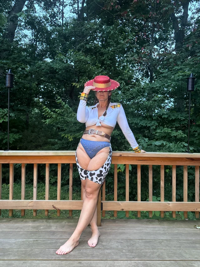 Jessie Toy Story cosplay nerd girlfriend strips and teases in 4K