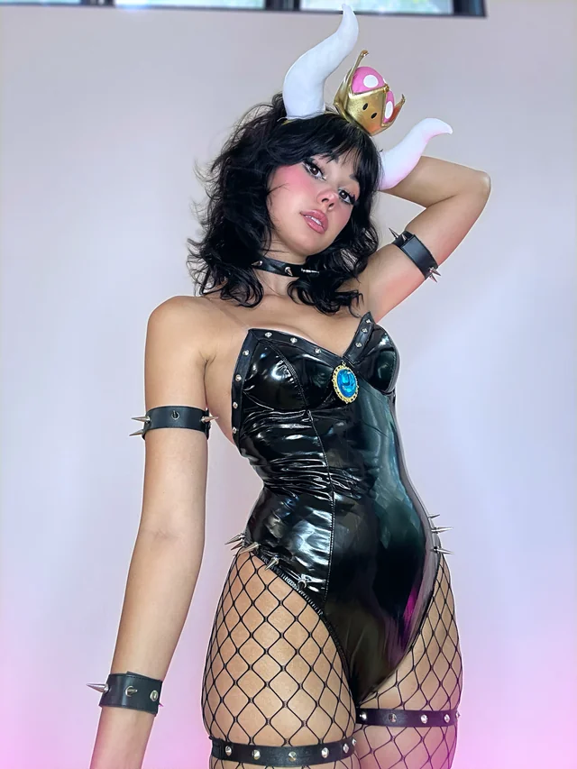 Bowsette Super Mario cosplay nude solo tease