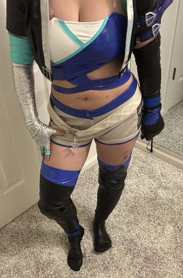Luna Snow cosplay sex with a gamer girl who loves riding in costume