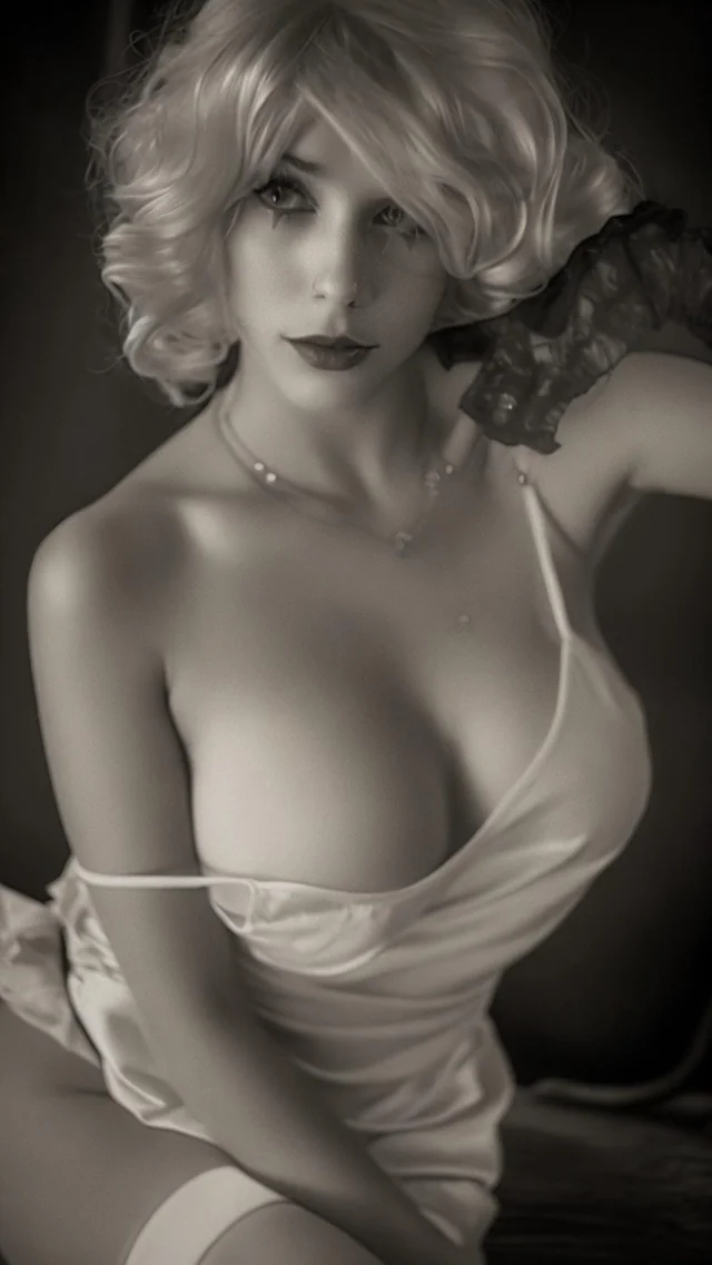 Shannyplays Marilyn Monroe cosplay turns vintage pinup into raw nerd fetish heat