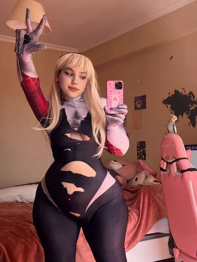 Gwen Stacy Spider-Man cosplay gets raw and nerdy in glasses