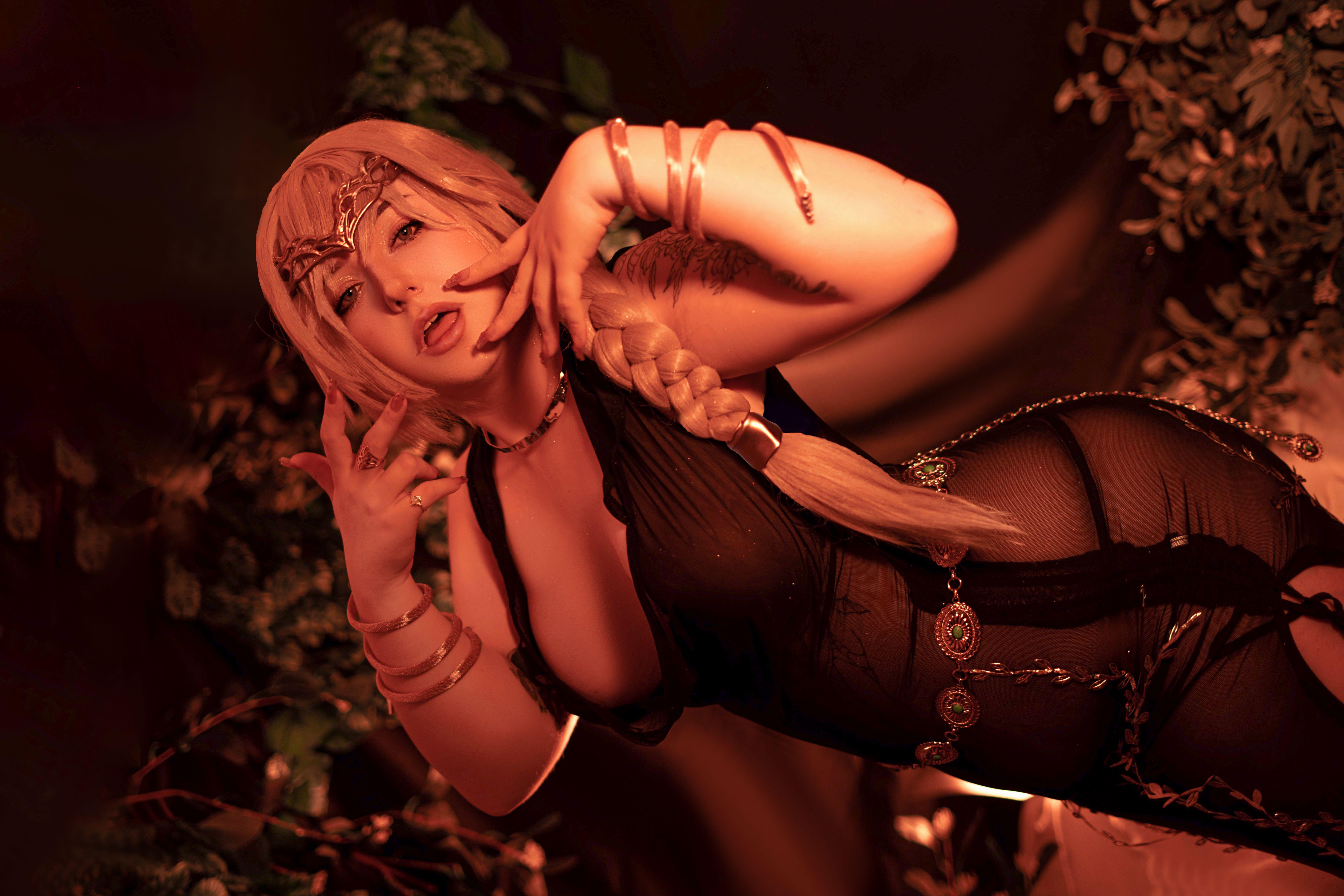 Kuroitsne’s Queen Marika Cosplay Turns RPG Porn Into Pure Nerd Fantasy