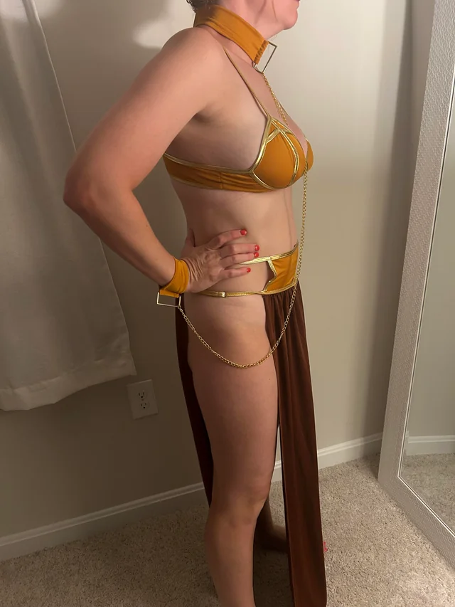 KarliKarter’s Princess Leia cosplay striptease in full Star Wars nerd glory