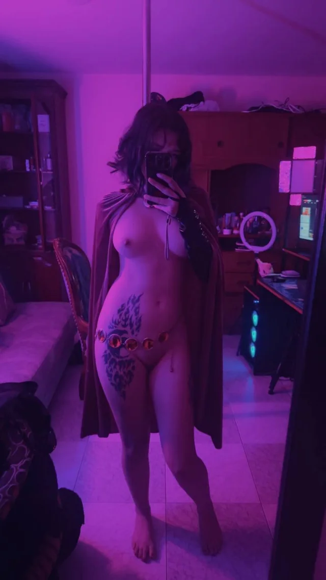 Raven Teen Titans Cosplay Slut Spreads Her Pale Ass for the Camera
