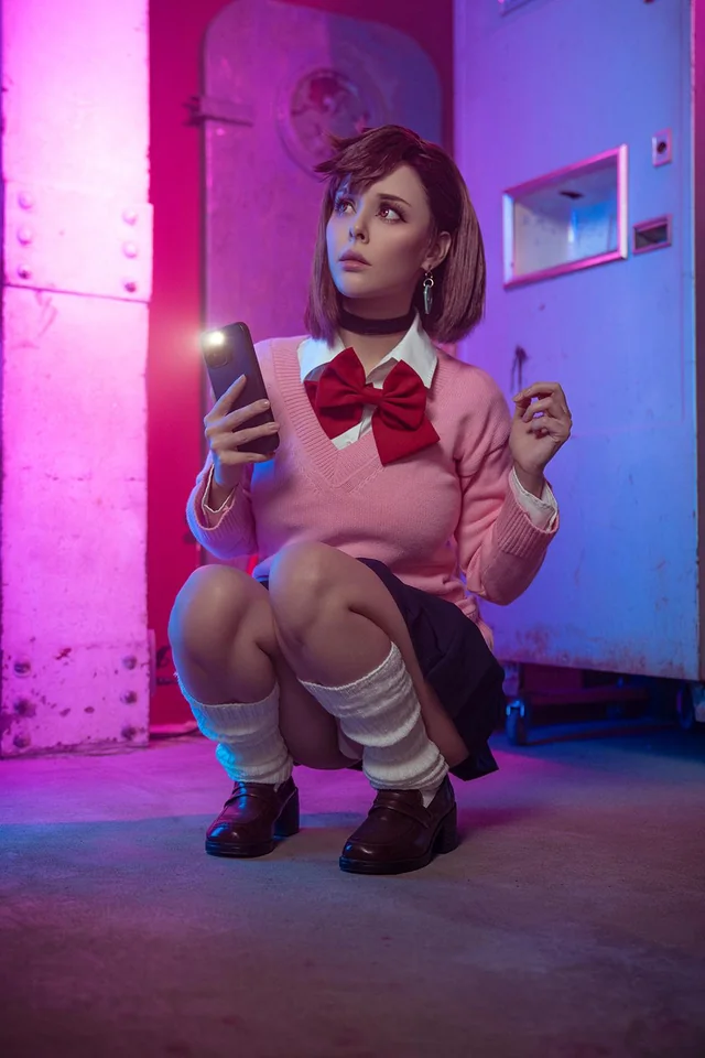 HellyValentine’s Ayase Momo cosplay turns into a glasses blowjob fantasy