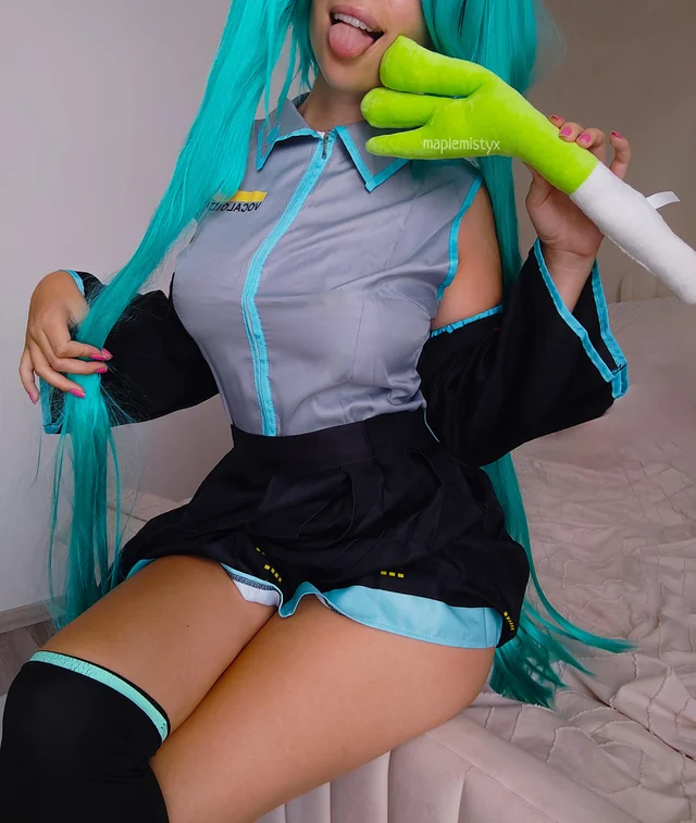 Hatsune Miku cosplay girl strips down for a lewd Vocaloid roleplay session
